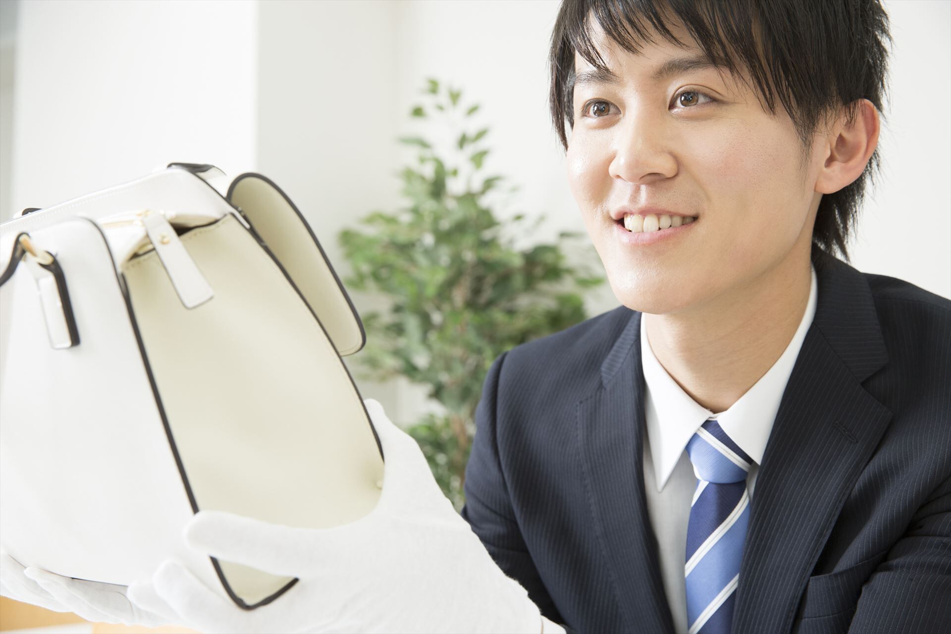 バッグの査定をする鑑定士